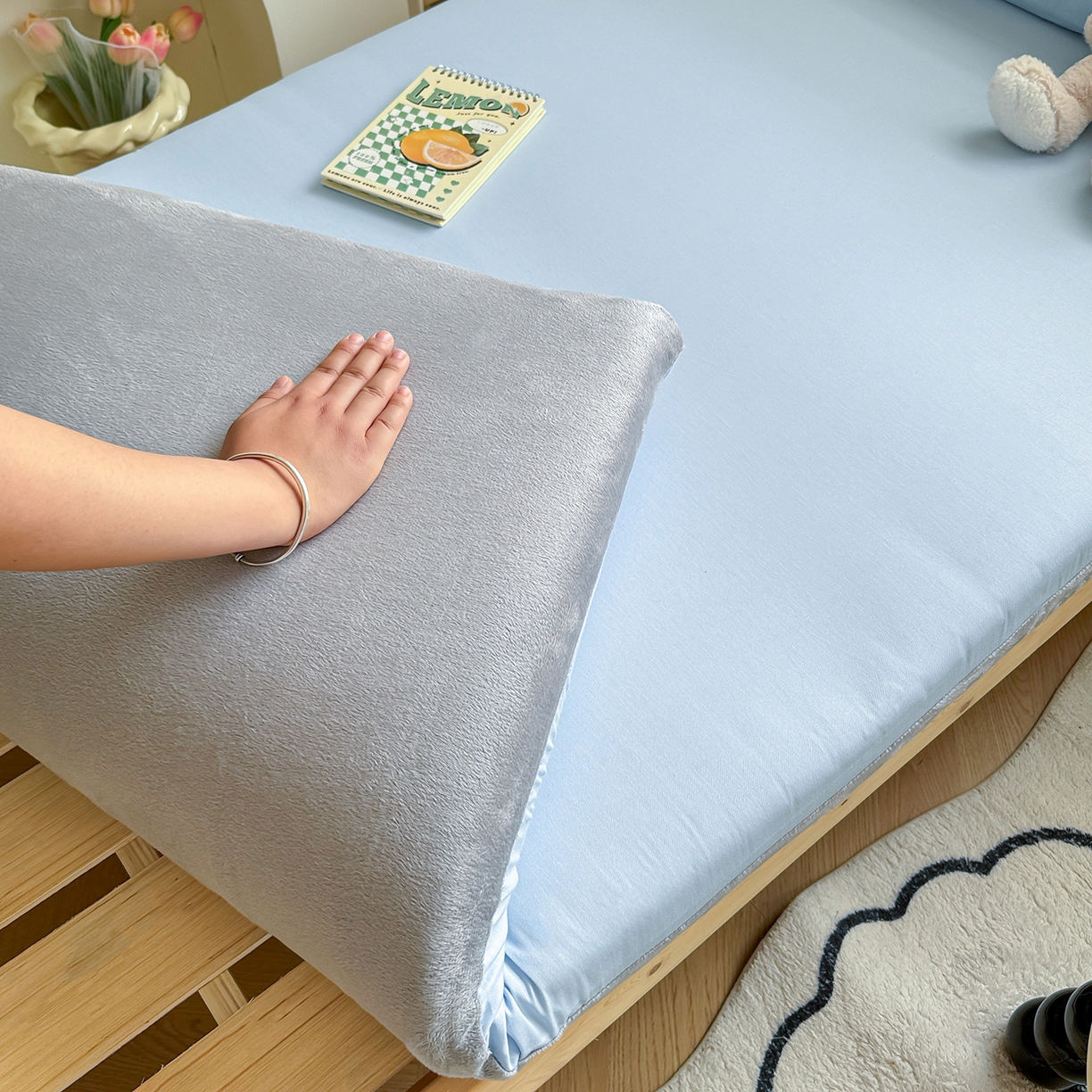 91家纺网 家纺一手货源 找家纺 妮可 2025热款花型全包床垫套褥子套（AB双版A全棉B绒） 宾利蓝