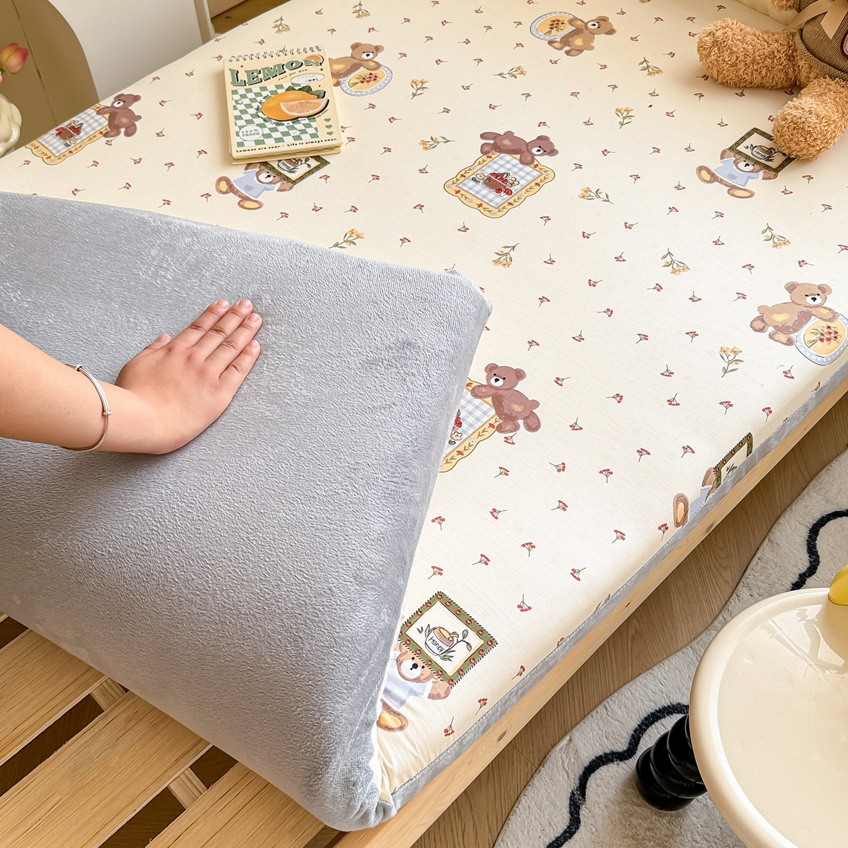 91家纺网 家纺一手货源 找家纺 妮可 2025热款花型全包床垫套褥子套（AB双版A全棉B绒） 拍照小熊