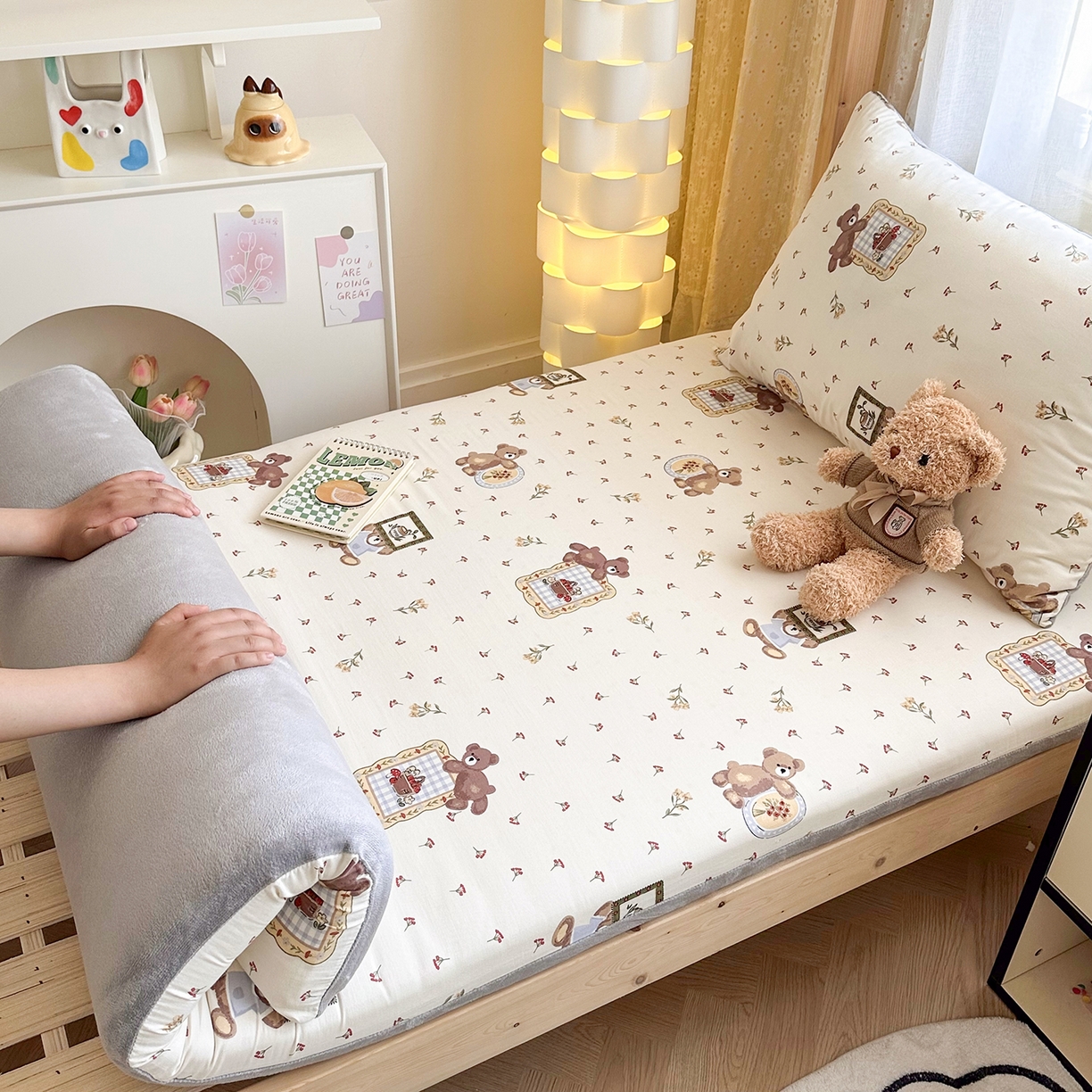 91家纺网 家纺一手货源 找家纺 妮可 2025热款花型全包床垫套褥子套（AB双版A全棉B绒） 拍照小熊