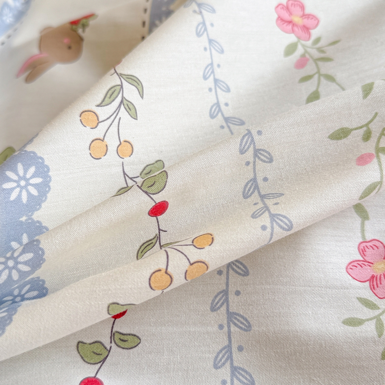 91家纺网 家纺一手货源 找家纺 妮可 2025热款花型全包床垫套褥子套（AB双版A全棉B绒） 花丛兔兔