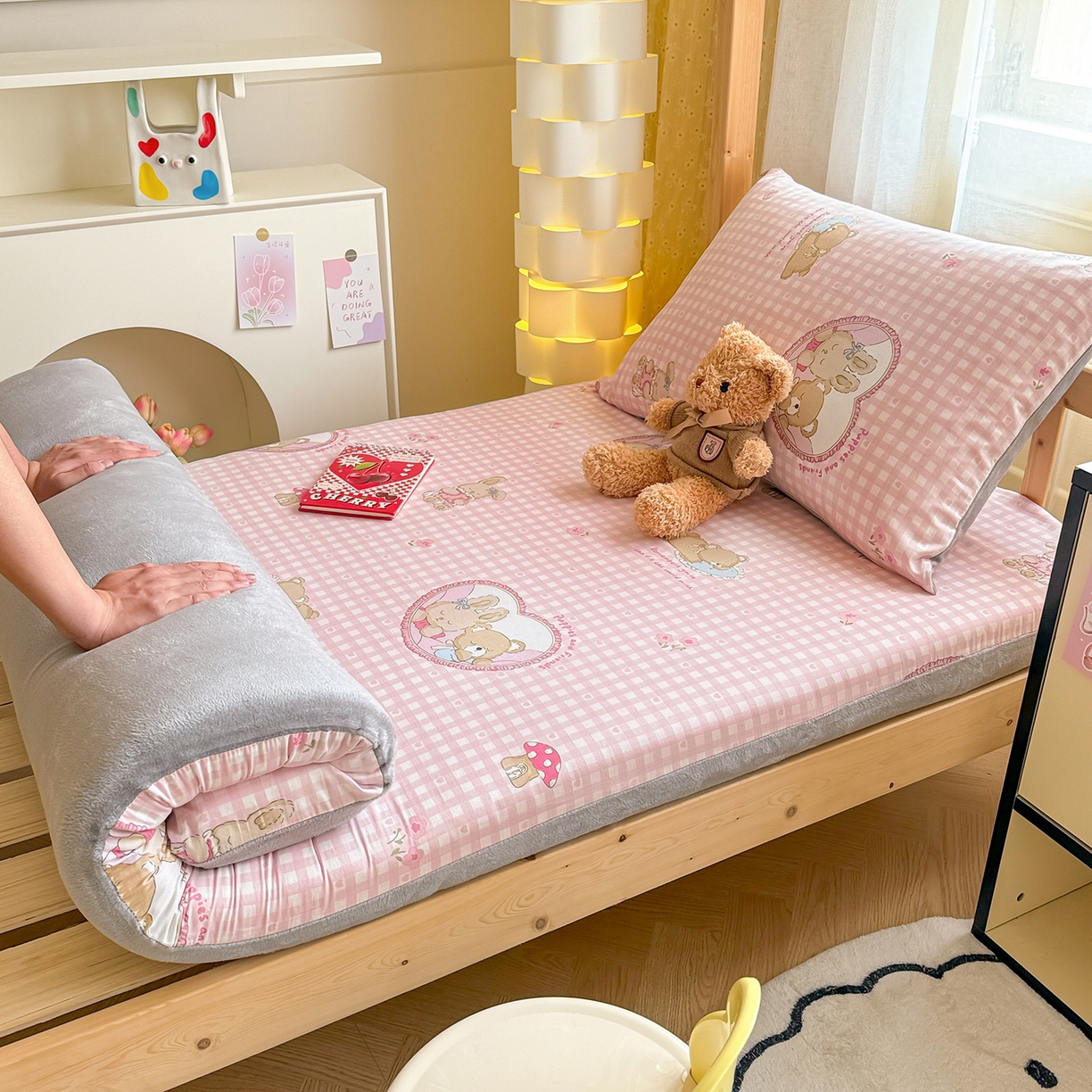 91家纺网 家纺一手货源 找家纺 妮可 2025热款花型全包床垫套褥子套（AB双版A全棉B绒） 可爱珍妮