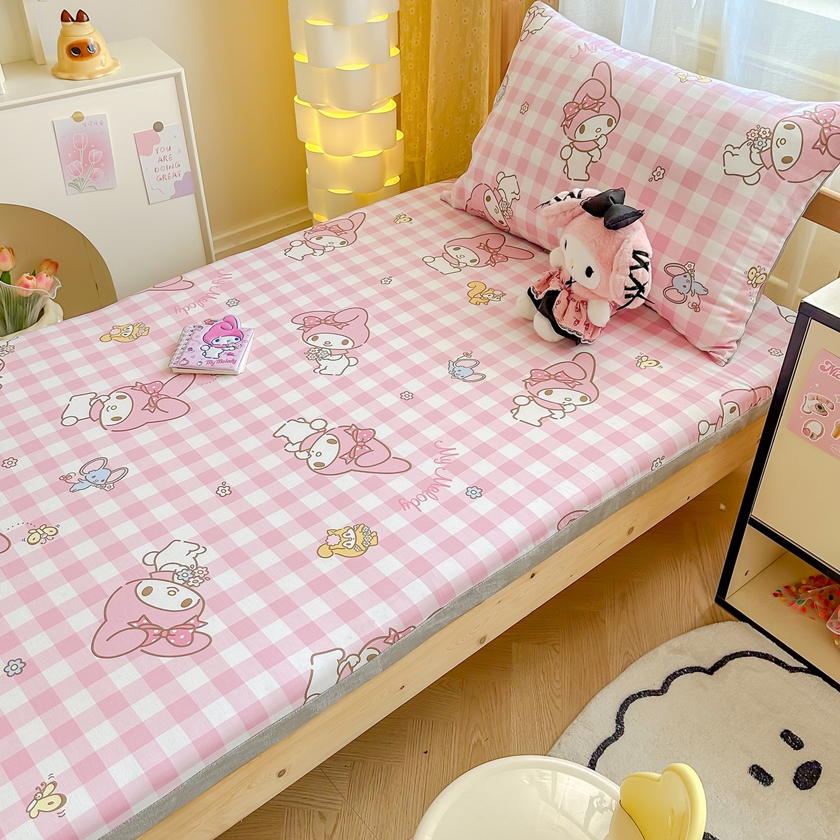 91家纺网 家纺一手货源 找家纺 妮可 2025热款花型全包床垫套褥子套（AB双版A全棉B绒） 粉格美乐蒂