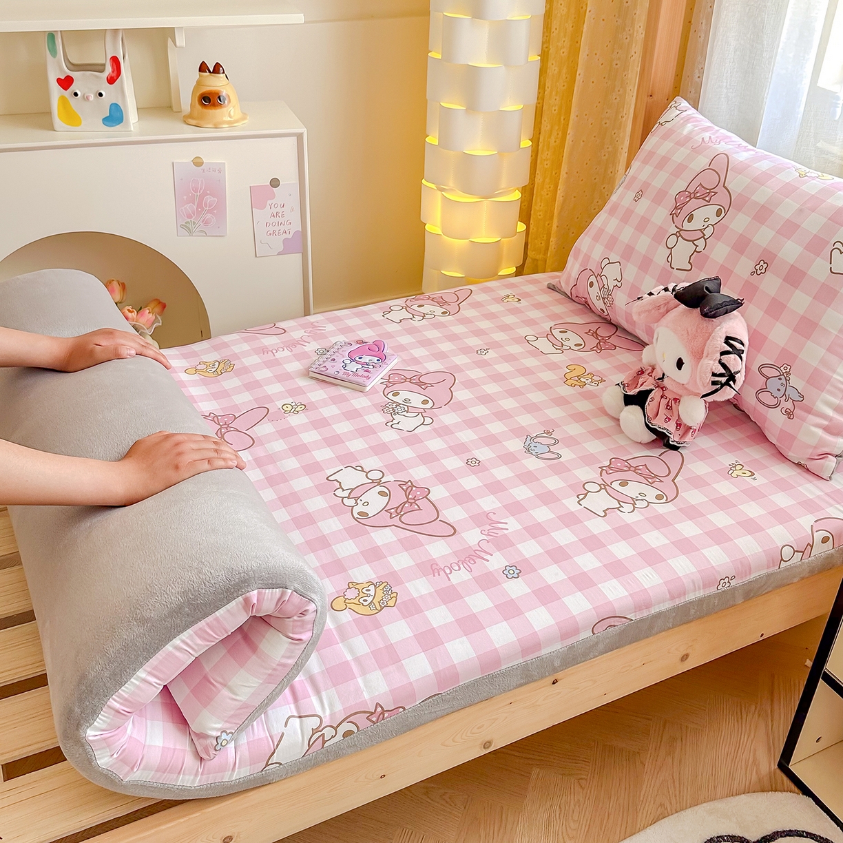 91家纺网 家纺一手货源 找家纺 妮可 2025热款花型全包床垫套褥子套（AB双版A全棉B绒） 粉格美乐蒂