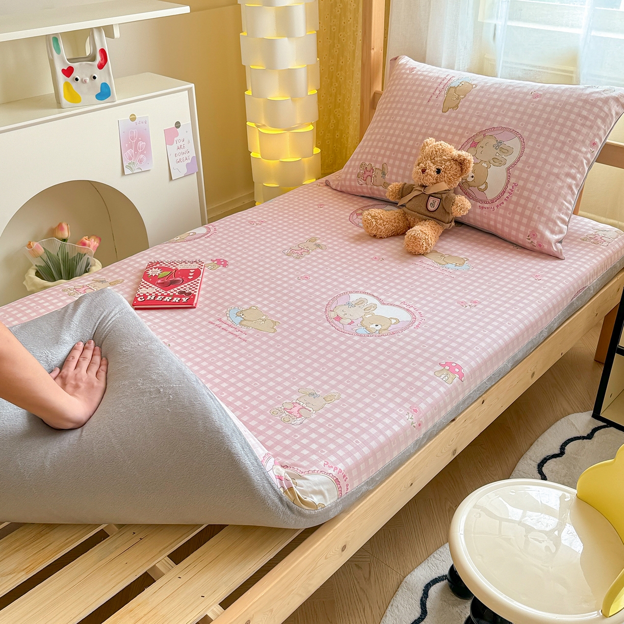 91家纺网 家纺一手货源 找家纺 妮可 2025热款花型全包床垫套褥子套（AB双版A全棉B绒） 可爱珍妮