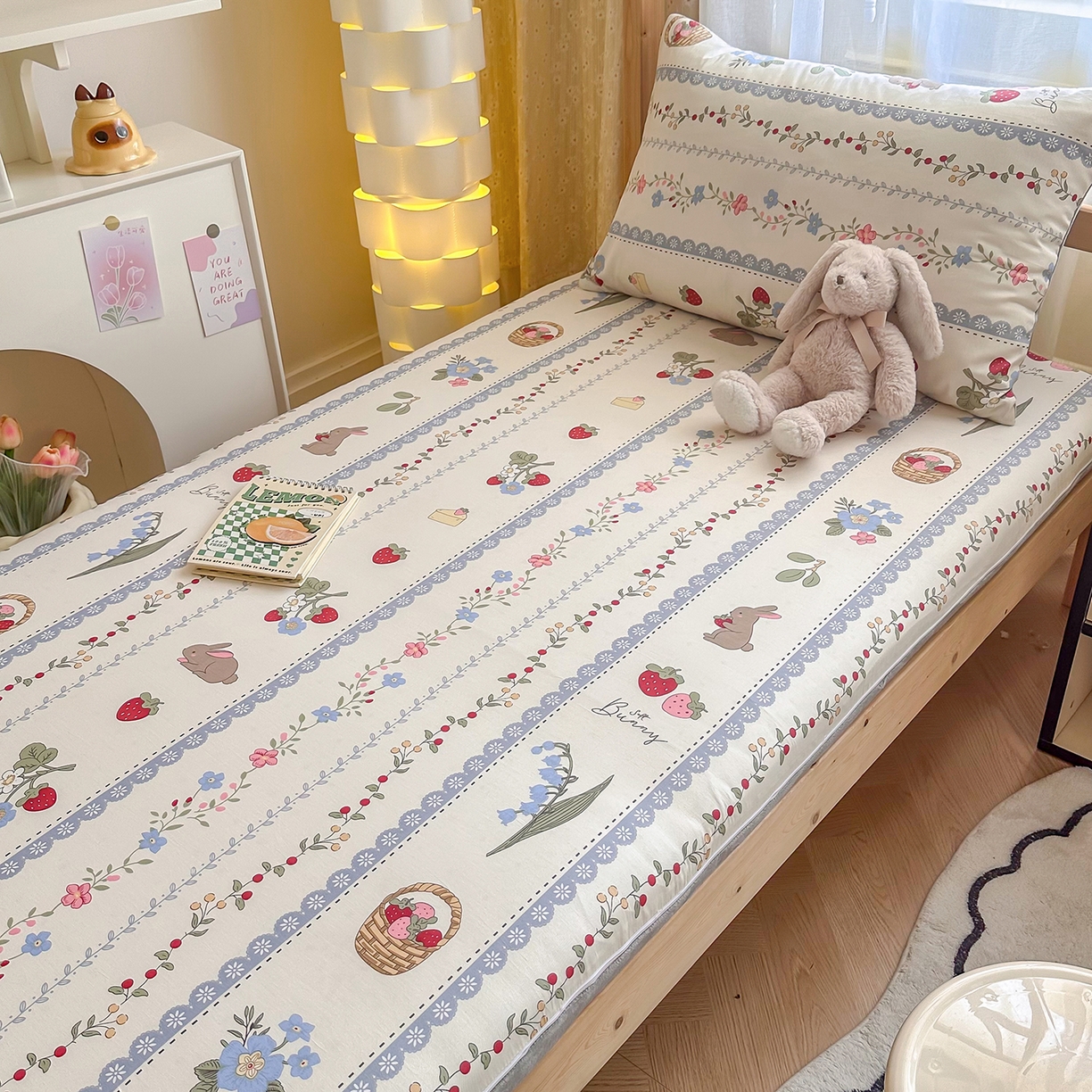 91家纺网 家纺一手货源 找家纺 妮可 2025热款花型全包床垫套褥子套（AB双版A全棉B绒） 花丛兔兔