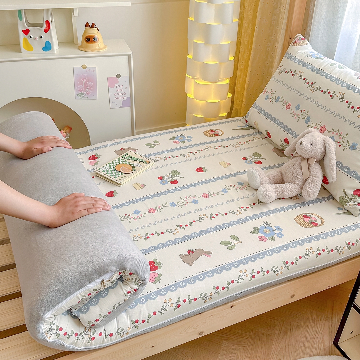 91家纺网 家纺一手货源 找家纺 妮可 2025热款花型全包床垫套褥子套（AB双版A全棉B绒） 花丛兔兔