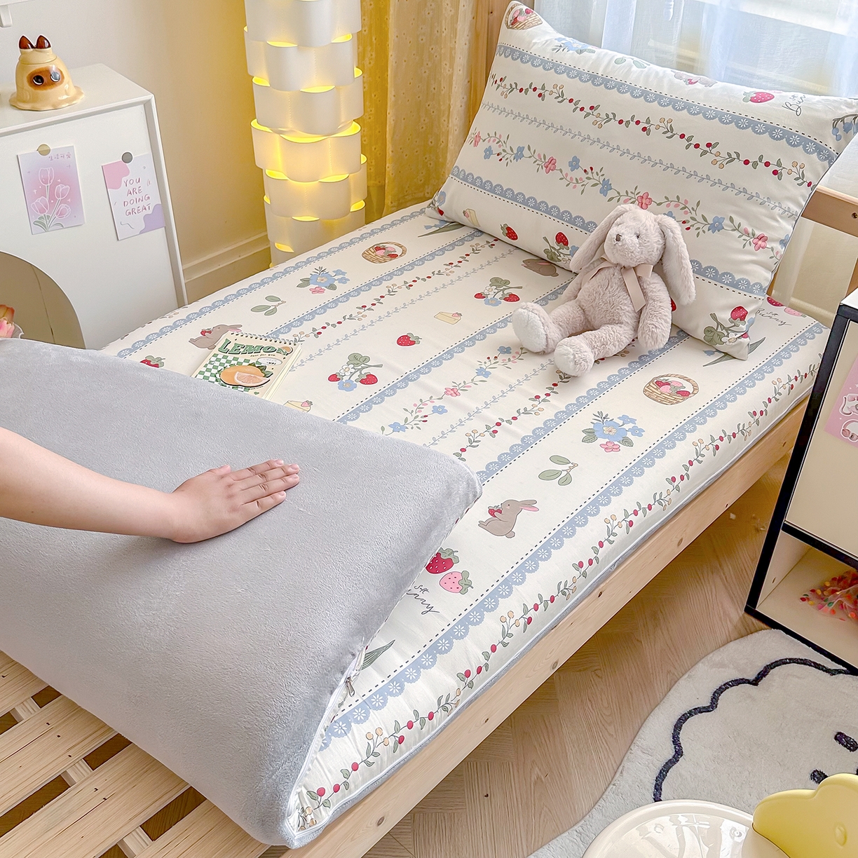 91家纺网 家纺一手货源 找家纺 妮可 2025热款花型全包床垫套褥子套（AB双版A全棉B绒） 花丛兔兔