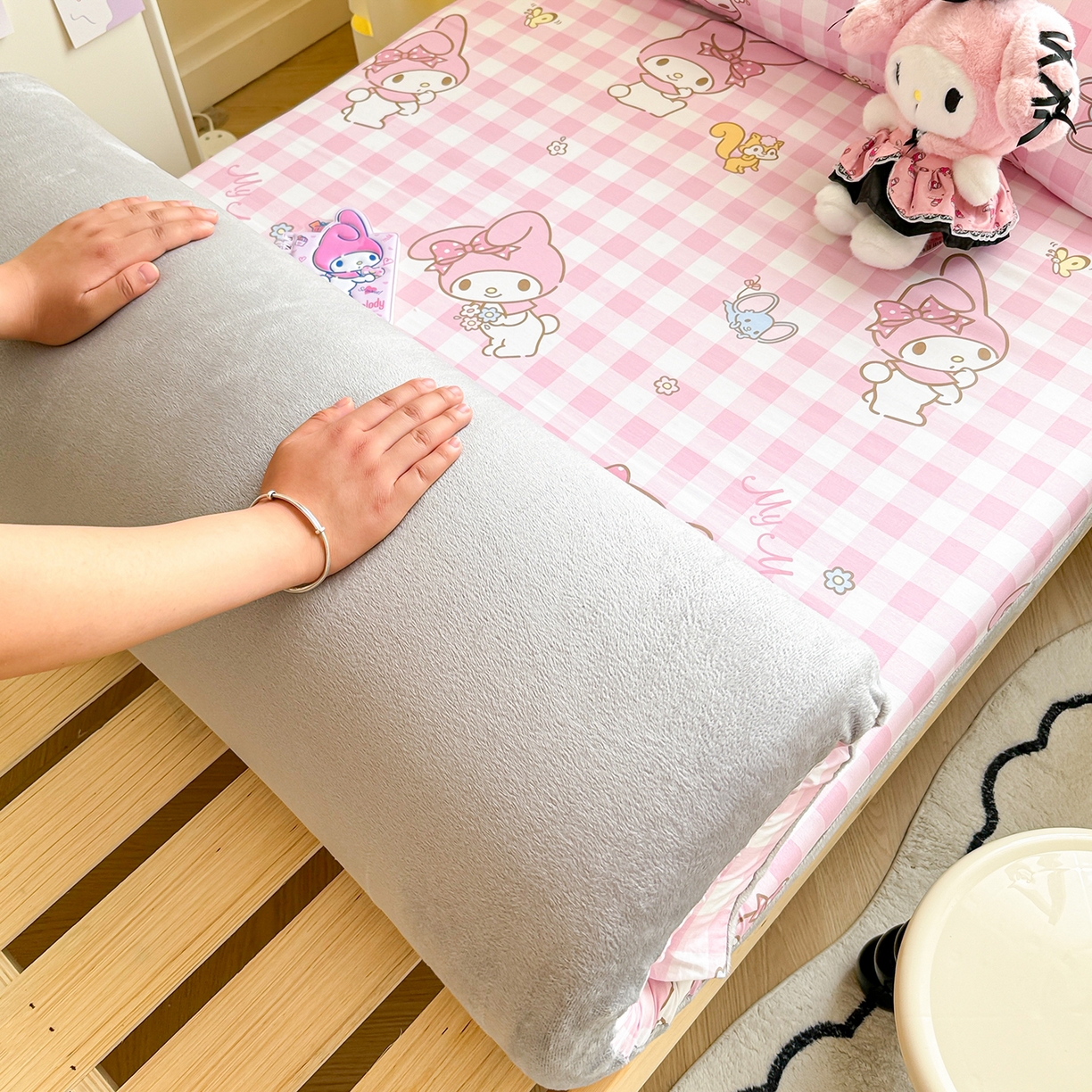 91家纺网 家纺一手货源 找家纺 妮可 2025热款花型全包床垫套褥子套（AB双版A全棉B绒） 粉格美乐蒂