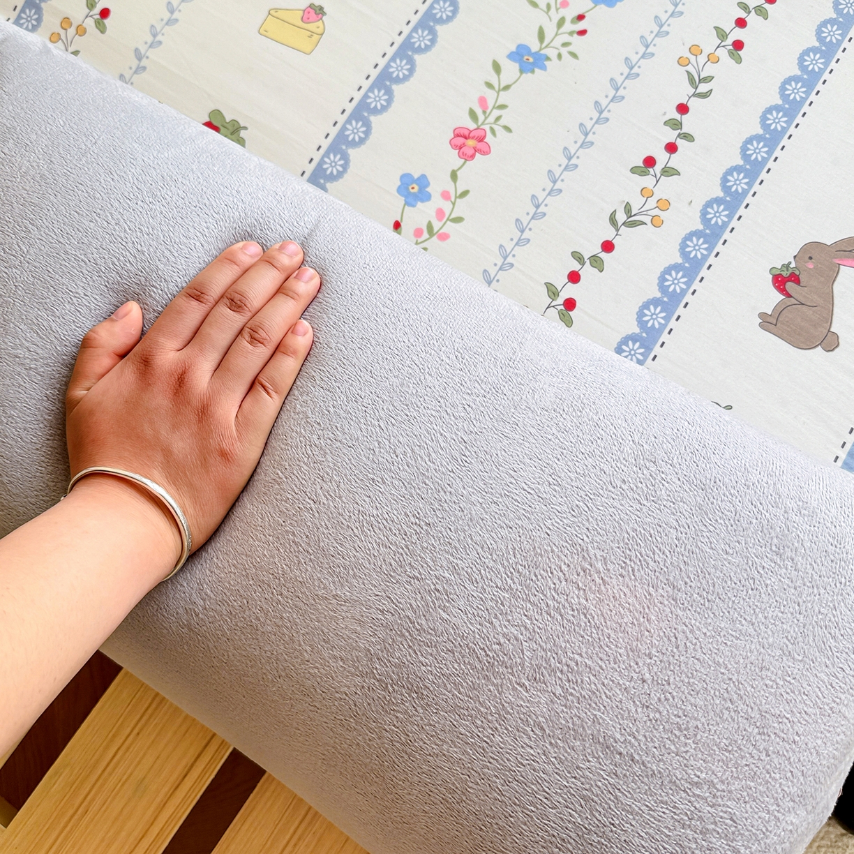 91家纺网 家纺一手货源 找家纺 妮可 2025热款花型全包床垫套褥子套（AB双版A全棉B绒） 花丛兔兔