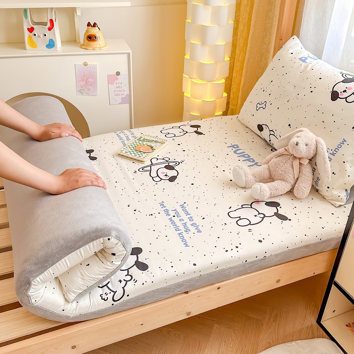 91家纺网 家纺一手货源 找家纺 妮可 2025热款花型全包床垫套褥子套（AB双版A全棉B绒） 可爱修狗