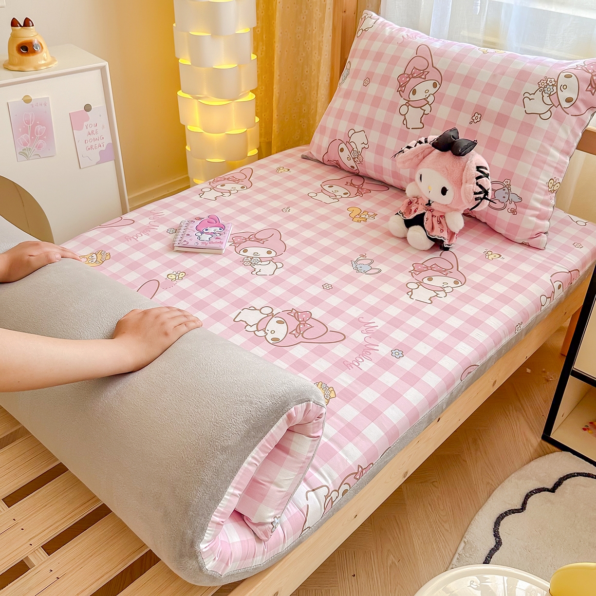 91家纺网 家纺一手货源 找家纺 妮可 2025热款花型全包床垫套褥子套（AB双版A全棉B绒） 粉格美乐蒂