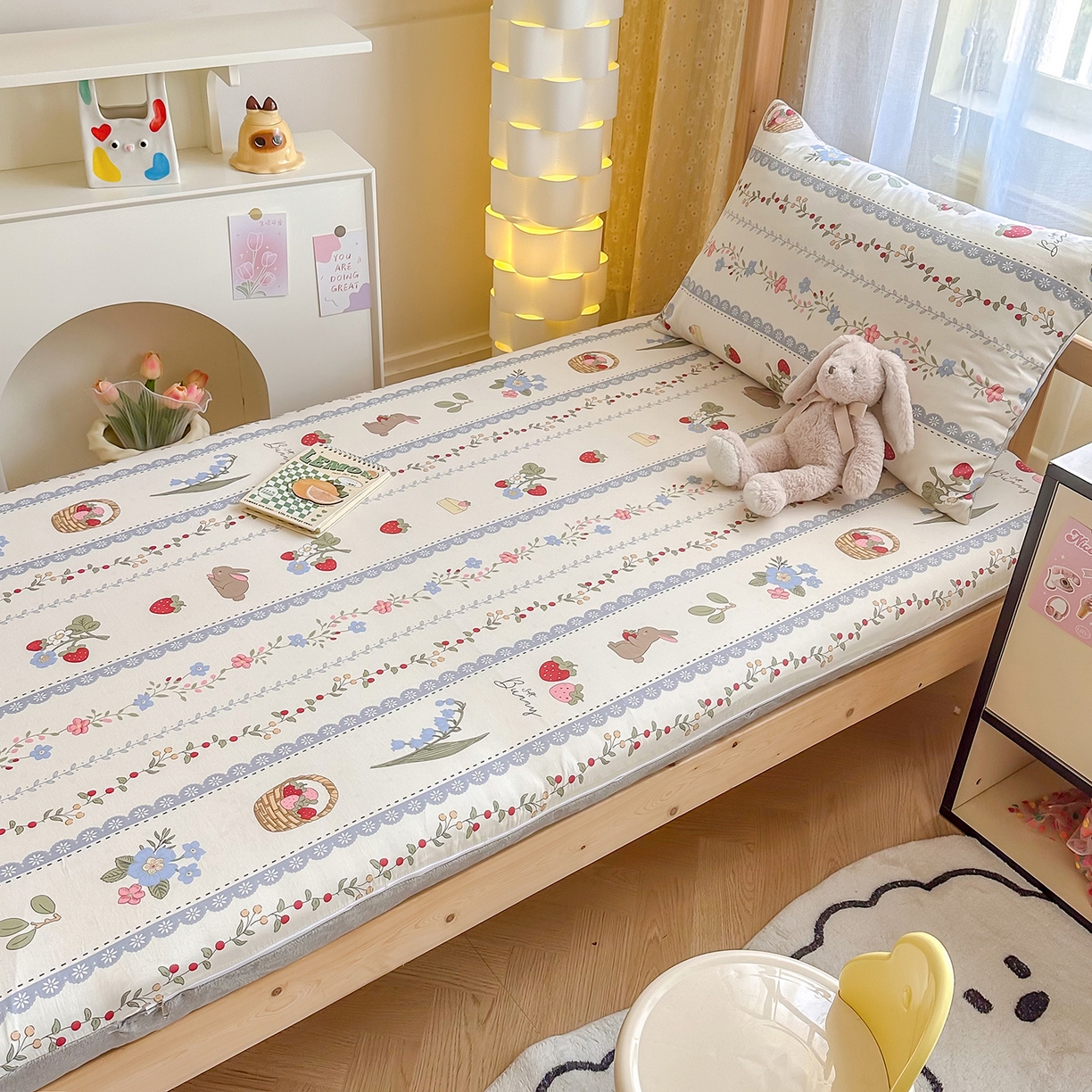 91家纺网 家纺一手货源 找家纺 妮可 2025热款花型全包床垫套褥子套（AB双版A全棉B绒） 花丛兔兔