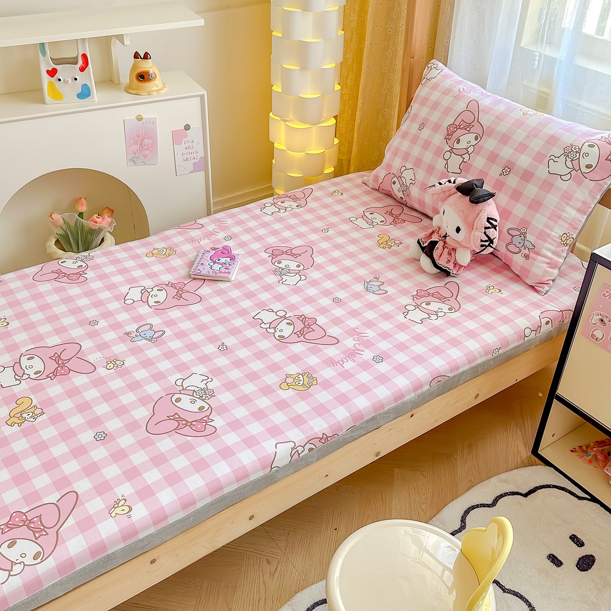 91家纺网 家纺一手货源 找家纺 妮可 2025热款花型全包床垫套褥子套（AB双版A全棉B绒） 粉格美乐蒂