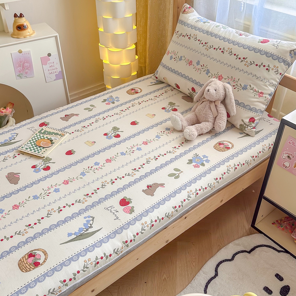 91家纺网 家纺一手货源 找家纺 妮可 2025热款花型全包床垫套褥子套（AB双版A全棉B绒） 花丛兔兔