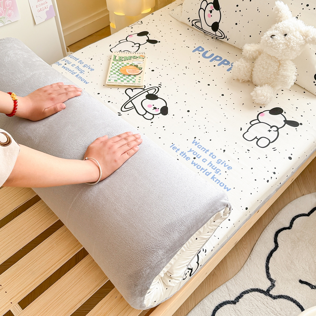 91家纺网 家纺一手货源 找家纺 妮可 2025热款花型全包床垫套褥子套（AB双版A全棉B绒） 可爱修狗