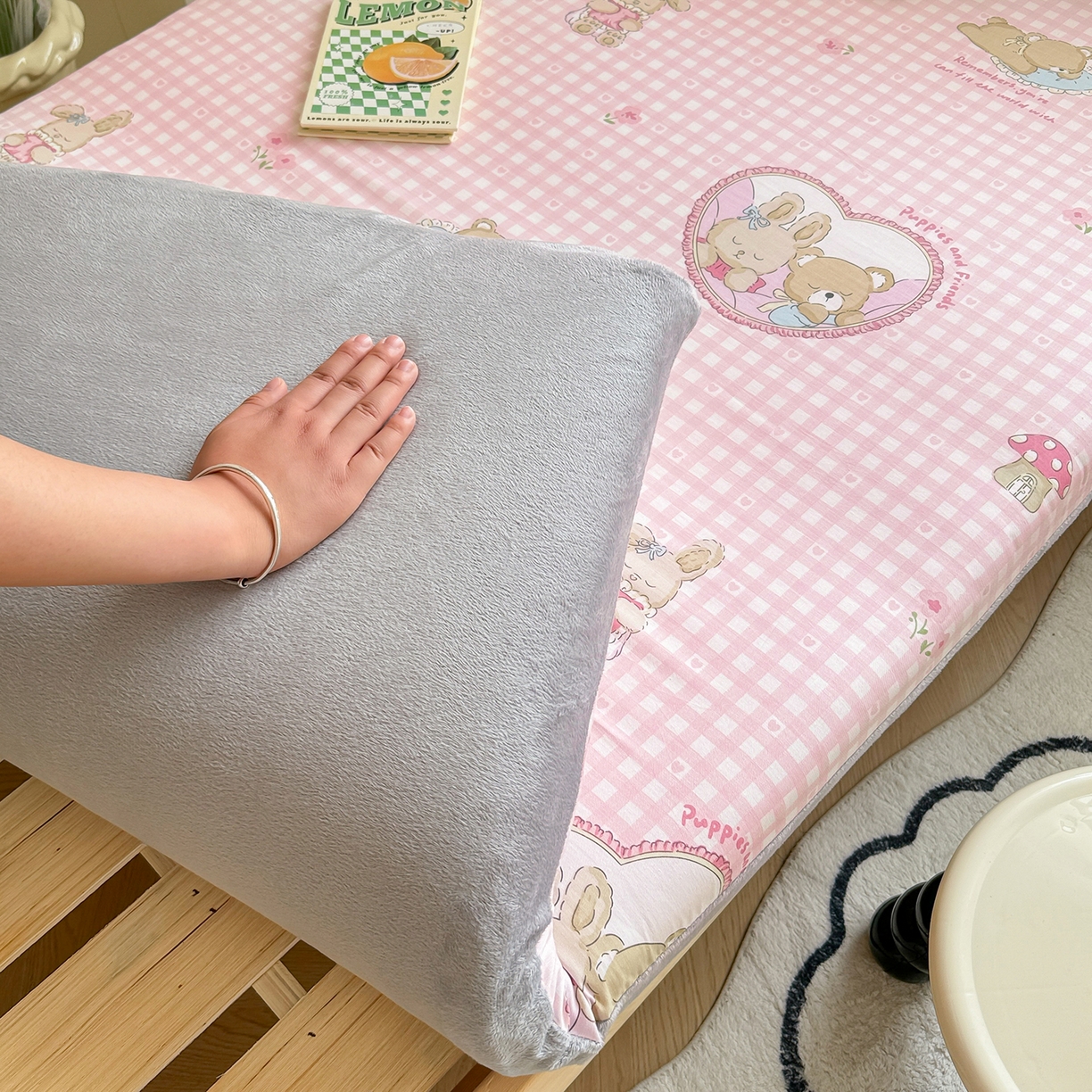 91家纺网 家纺一手货源 找家纺 妮可 2025热款花型全包床垫套褥子套（AB双版A全棉B绒） 可爱珍妮