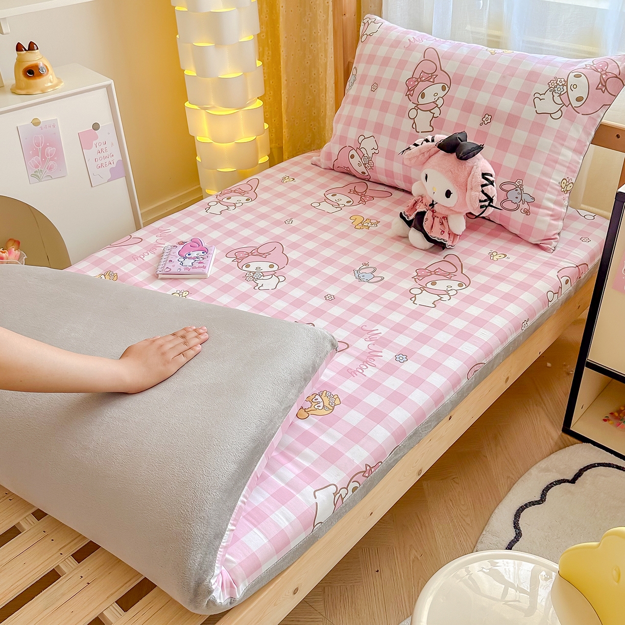 91家纺网 家纺一手货源 找家纺 妮可 2025热款花型全包床垫套褥子套（AB双版A全棉B绒） 粉格美乐蒂