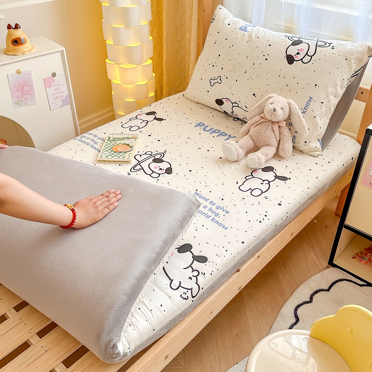 91家纺网 家纺一手货源 找家纺 妮可 2025热款花型全包床垫套褥子套（AB双版A全棉B绒） 可爱修狗