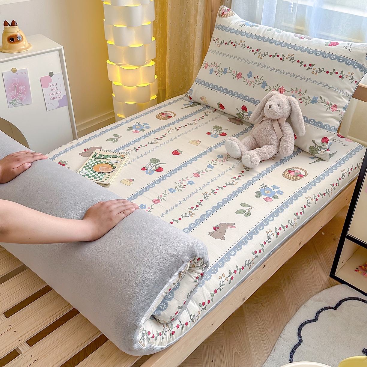 91家纺网 家纺一手货源 找家纺 妮可 2025热款花型全包床垫套褥子套（AB双版A全棉B绒） 花丛兔兔