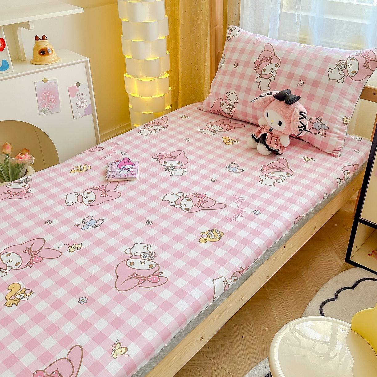 91家纺网 家纺一手货源 找家纺 妮可 2025热款花型全包床垫套褥子套（AB双版A全棉B绒） 粉格美乐蒂