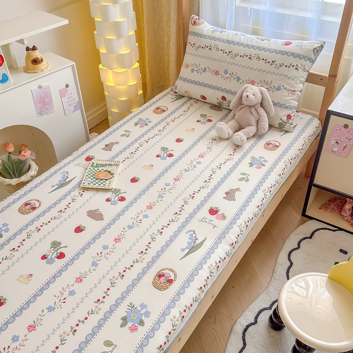 91家纺网 家纺一手货源 找家纺 妮可 2025热款花型全包床垫套褥子套（AB双版A全棉B绒） 花丛兔兔