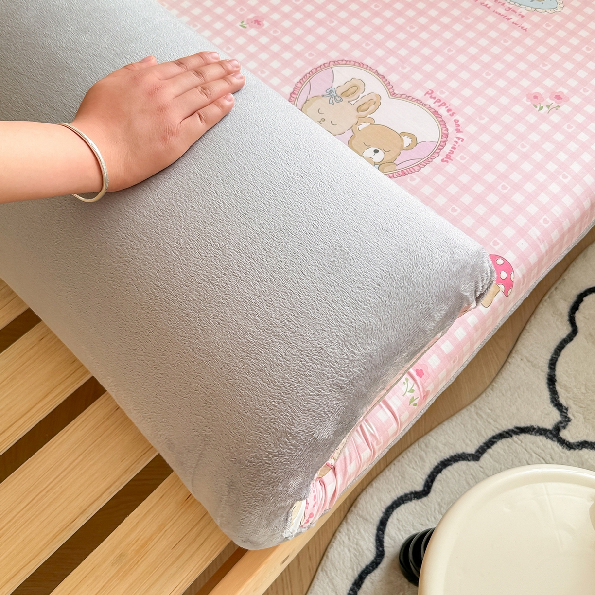 91家纺网 家纺一手货源 找家纺 妮可 2025热款花型全包床垫套褥子套（AB双版A全棉B绒） 可爱珍妮