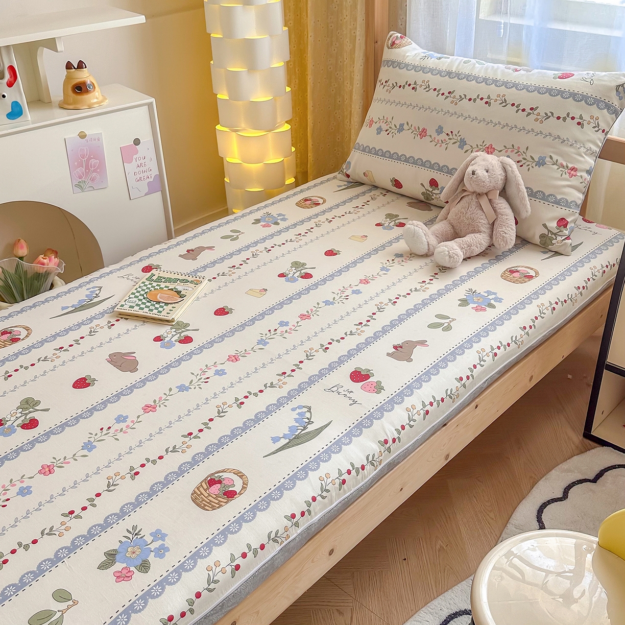 91家纺网 家纺一手货源 找家纺 妮可 2025热款花型全包床垫套褥子套（AB双版A全棉B绒） 花丛兔兔