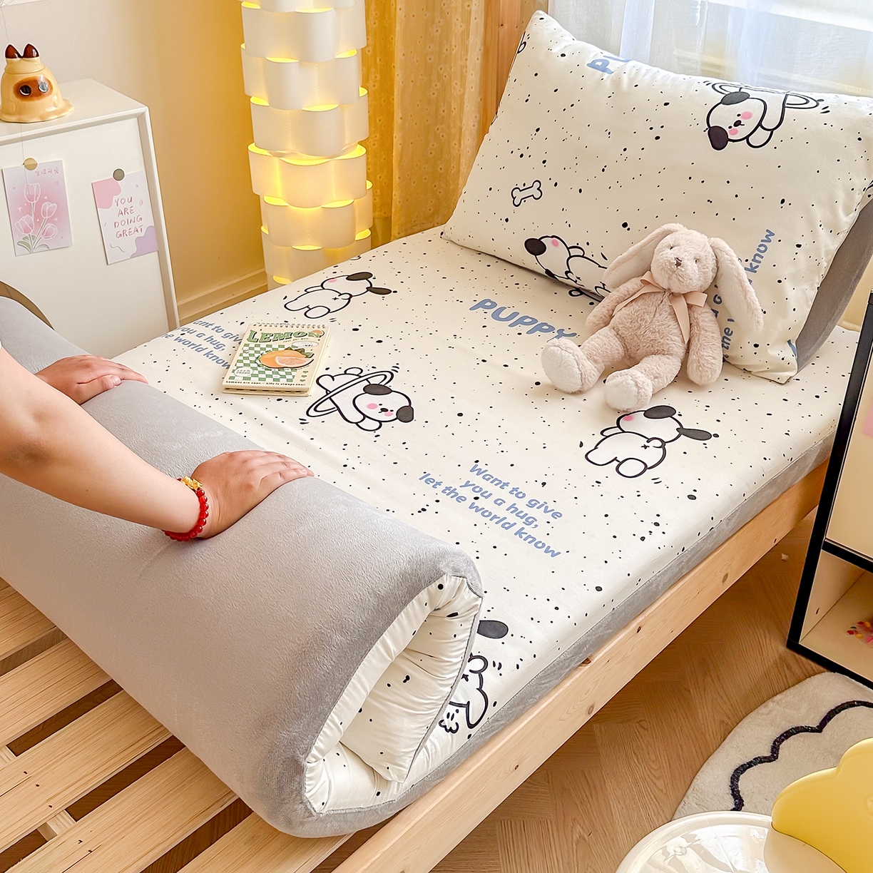 91家纺网 家纺一手货源 找家纺 妮可 2025热款花型全包床垫套褥子套（AB双版A全棉B绒） 可爱修狗