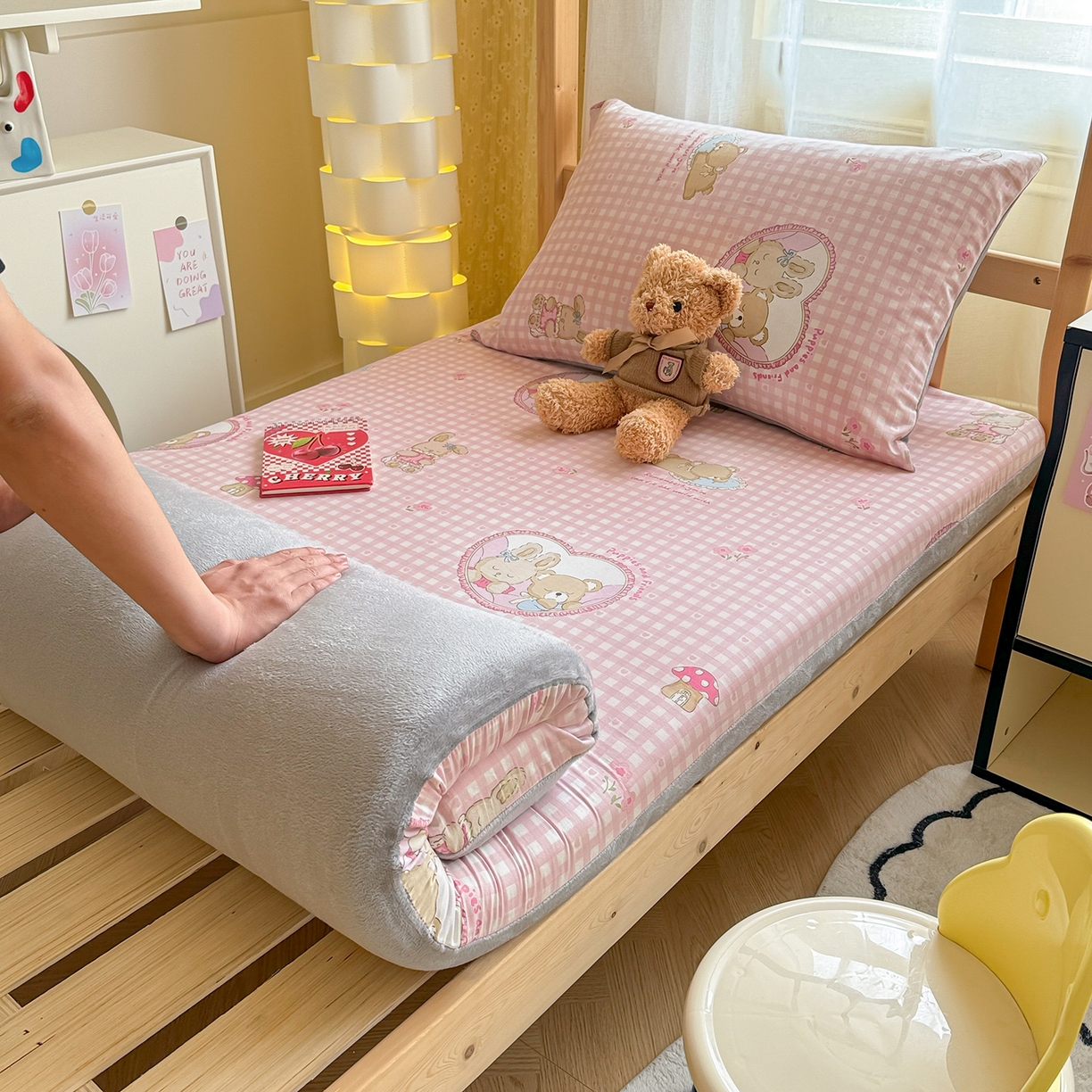 91家纺网 家纺一手货源 找家纺 妮可 2025热款花型全包床垫套褥子套（AB双版A全棉B绒） 可爱珍妮