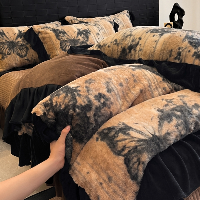 91家纺网 家纺一手货源 找家纺 利欧 2025新款兔毛牛奶绒印花四件套 黑影蝶梦