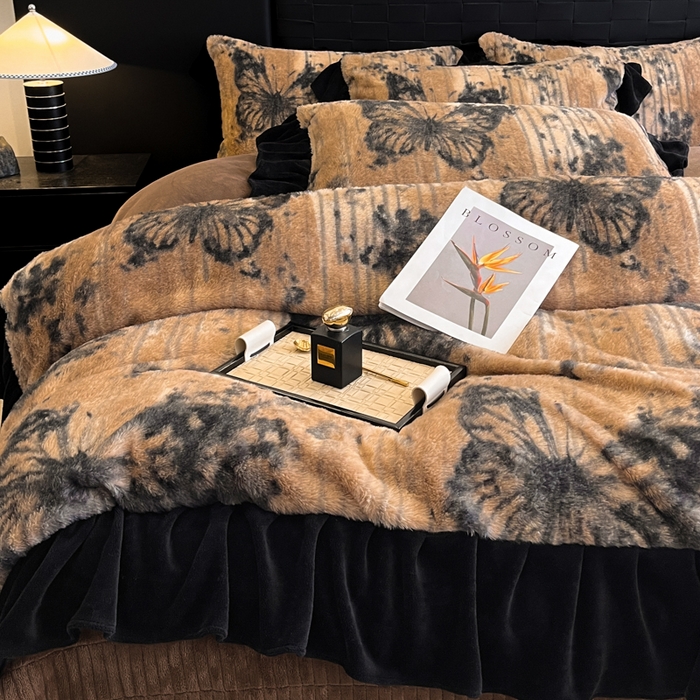 91家纺网 家纺一手货源 找家纺 利欧 2025新款兔毛牛奶绒印花四件套 黑影蝶梦