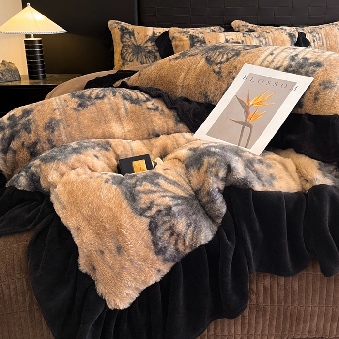 91家纺网 家纺一手货源 找家纺 利欧 2025新款兔毛牛奶绒印花四件套 黑影蝶梦