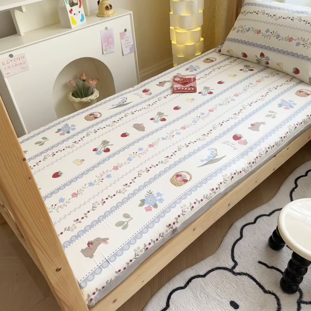 91家纺网 家纺一手货源 找家纺 妮可 2025热款花型全包床垫套褥子套（AB双版A全棉B绒） 花丛兔兔