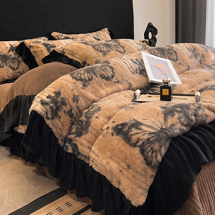 91家纺网 家纺一手货源 找家纺 利欧 2025新款兔毛牛奶绒印花四件套 黑影蝶梦