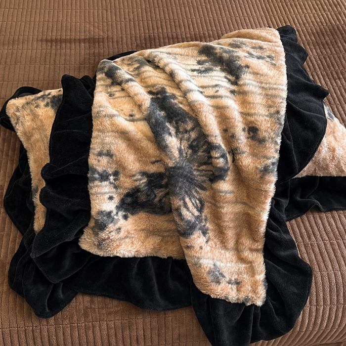 91家纺网 家纺一手货源 找家纺 利欧 2025新款兔毛牛奶绒印花四件套 黑影蝶梦