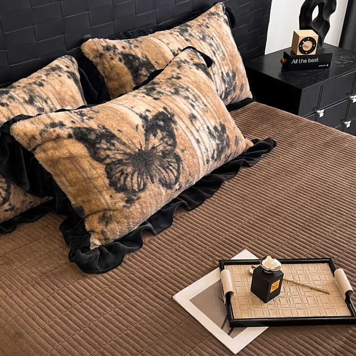 91家纺网 家纺一手货源 找家纺 利欧 2025新款兔毛牛奶绒印花四件套 黑影蝶梦