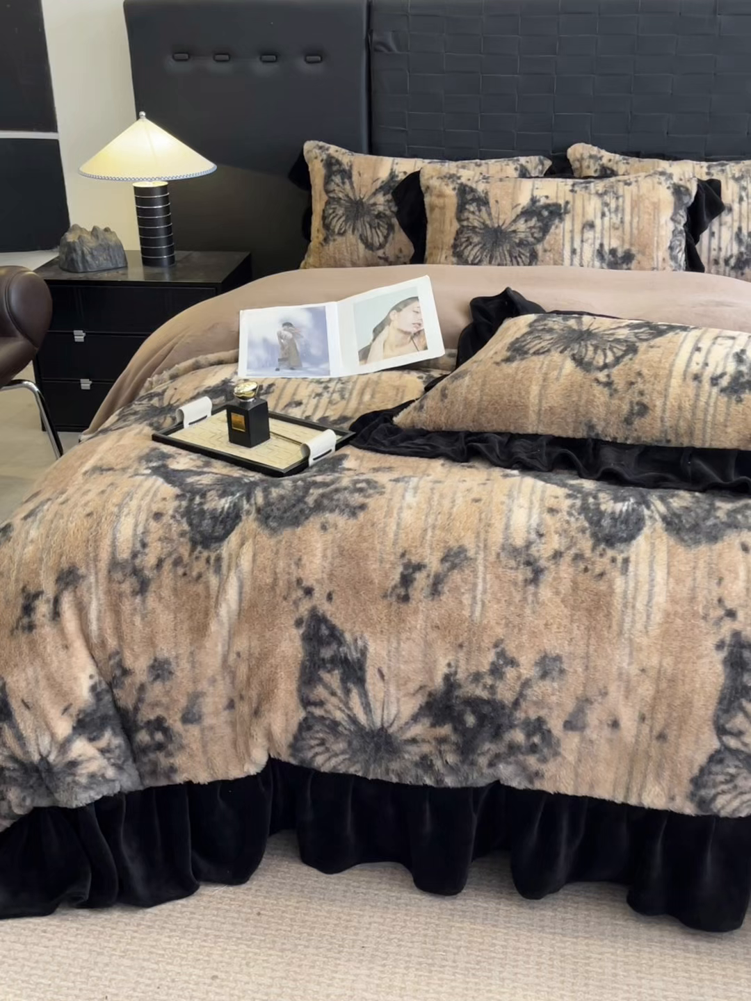 91家纺网 家纺一手货源 找家纺 利欧 2025新款兔毛牛奶绒印花四件套 黑影蝶梦