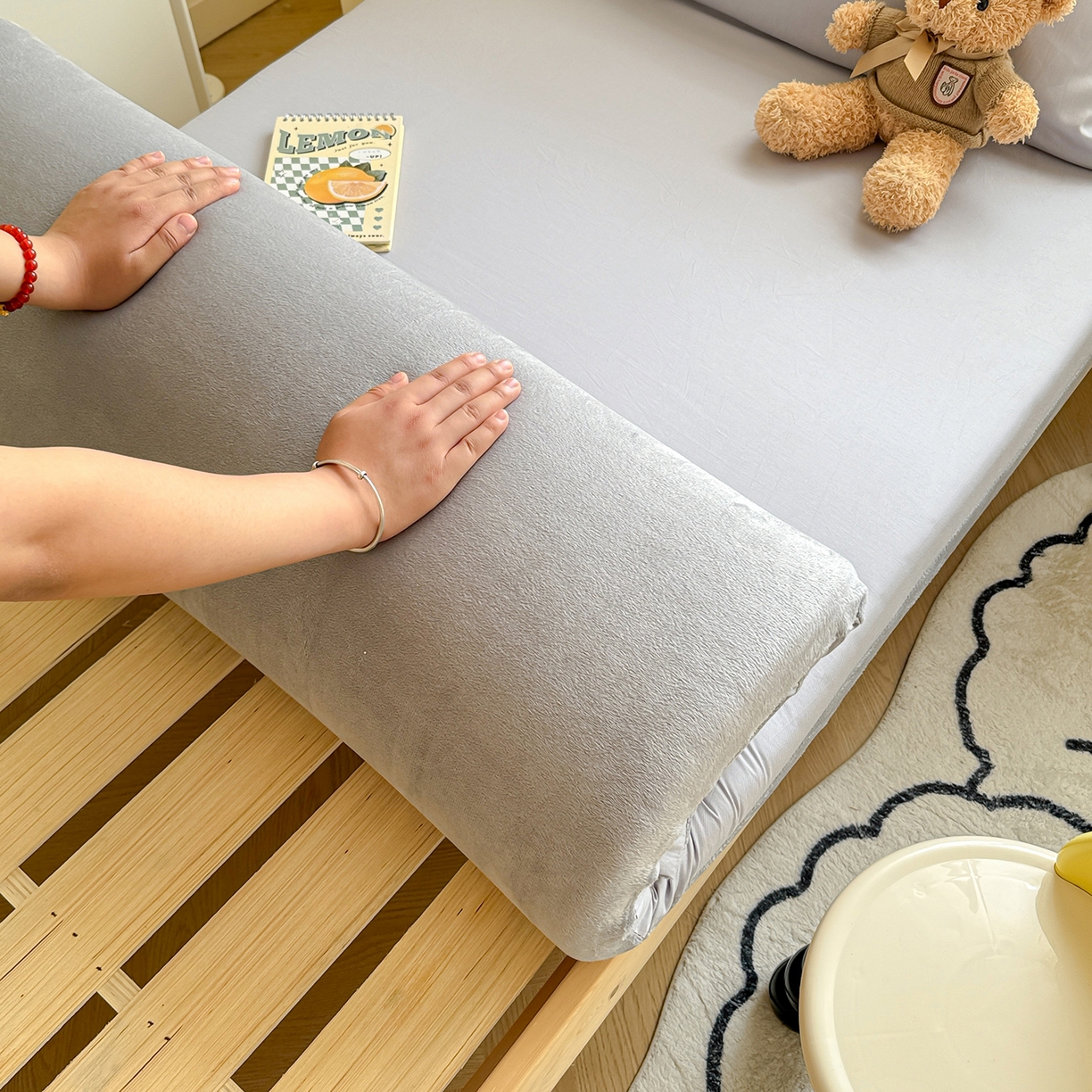 91家纺网 家纺一手货源 找家纺 妮可 2025热款花型全包床垫套褥子套（AB双版A全棉B绒） 绅士灰