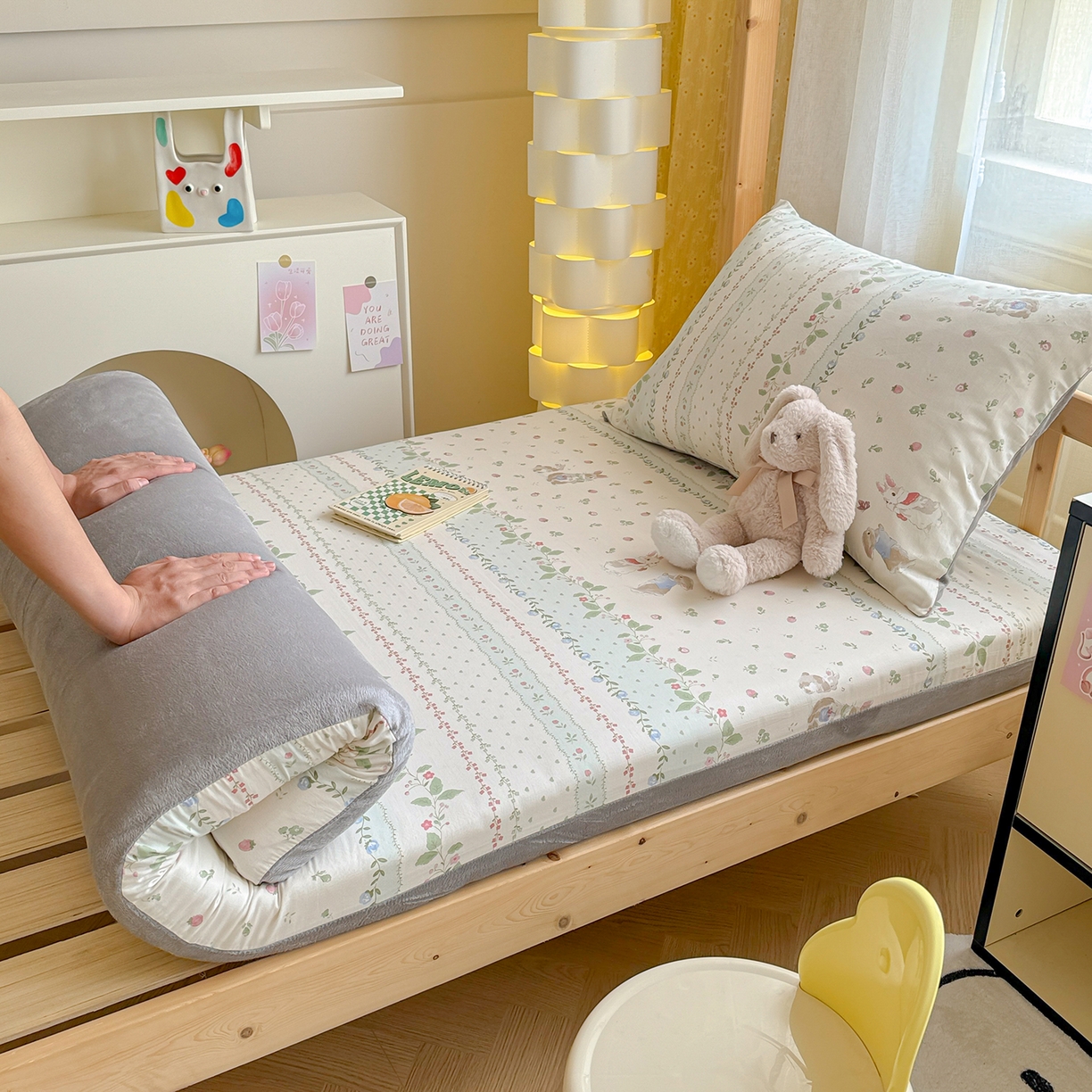 91家纺网 家纺一手货源 找家纺 妮可 2025热款花型全包床垫套褥子套（AB双版A全棉B绒） 草莓小兔