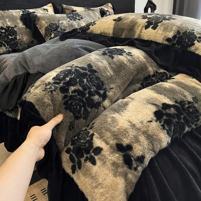 91家纺网 家纺一手货源 找家纺 利欧 2025新款兔毛牛奶绒印花四件套 黑影玫瑰