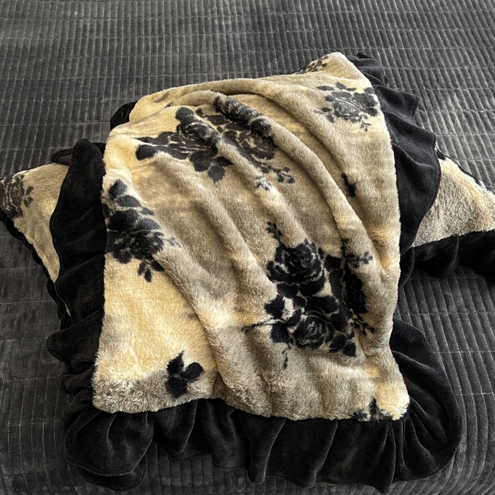 91家纺网 家纺一手货源 找家纺 利欧 2025新款兔毛牛奶绒印花四件套 黑影玫瑰