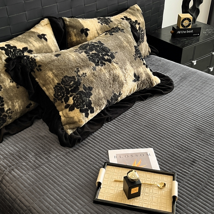 91家纺网 家纺一手货源 找家纺 利欧 2025新款兔毛牛奶绒印花四件套 黑影玫瑰