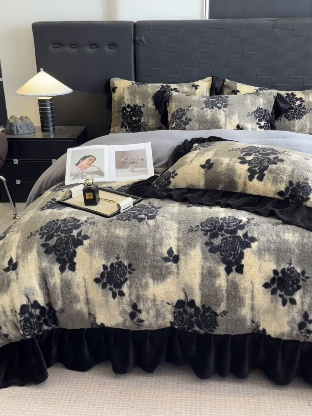 91家纺网 家纺一手货源 找家纺 利欧 2025新款兔毛牛奶绒印花四件套 黑影玫瑰