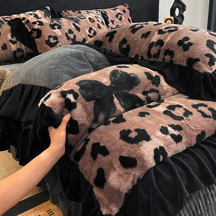 91家纺网 家纺一手货源 找家纺 利欧 2025新款兔毛牛奶绒印花四件套 蝴蝶结豹纹