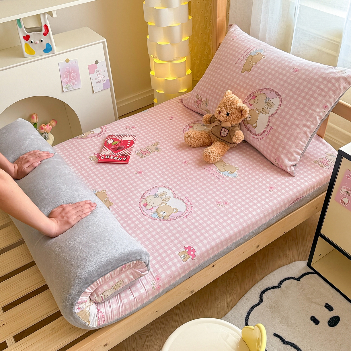 91家纺网 家纺一手货源 找家纺 妮可 2025热款花型全包床垫套褥子套（AB双版A全棉B绒） 可爱珍妮