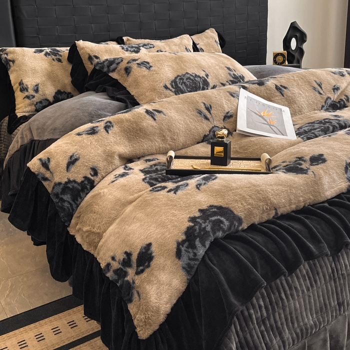 91家纺网 家纺一手货源 找家纺 利欧 2025新款兔毛牛奶绒印花四件套 墨影墨玫