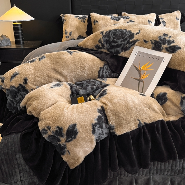 91家纺网 家纺一手货源 找家纺 利欧 2025新款兔毛牛奶绒印花四件套 墨影墨玫