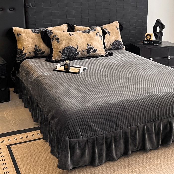 91家纺网 家纺一手货源 找家纺 利欧 2025新款兔毛牛奶绒印花四件套 墨影墨玫