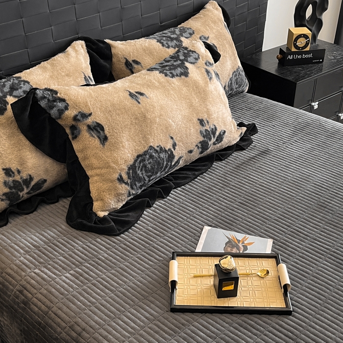 91家纺网 家纺一手货源 找家纺 利欧 2025新款兔毛牛奶绒印花四件套 墨影墨玫