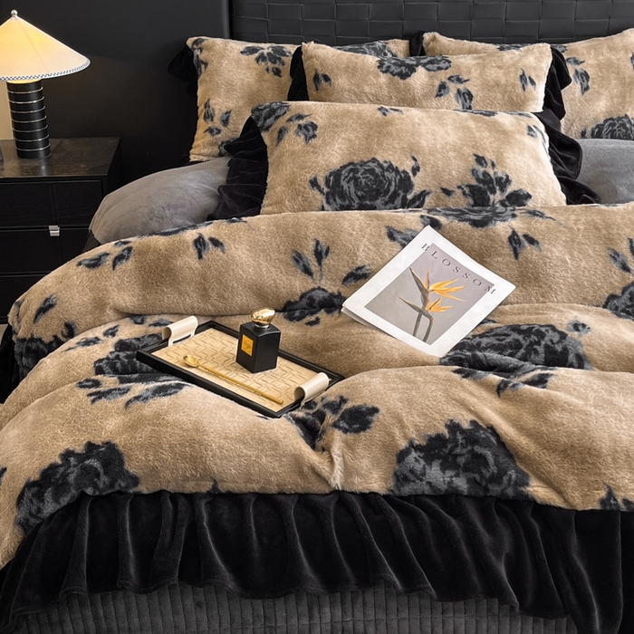 91家纺网 家纺一手货源 找家纺 利欧 2025新款兔毛牛奶绒印花四件套 墨影墨玫